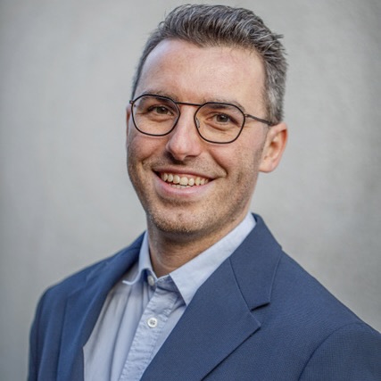 Mathias Vercauteren, The Data Governance Advocate, is een pionier op het gebied van data governance. Met meer dan 14 jaar ervaring helpt hij organisaties om grip te krijgen op hun data. Zijn aanpak? Data governance programma's die echt werken en snel geïmplementeerd kunnen worden.
Als oprichter en zaakvoerder van Data Vantage Consulting werkt Mathias nauw samen met Chief Data Officers in verschillende sectoren om hun data governance naar een hoger niveau te tillen.